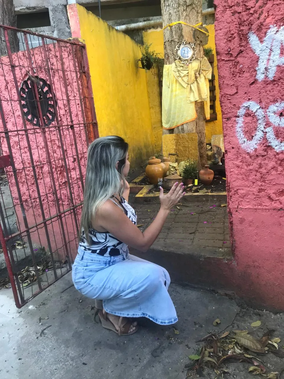 Sensitiva Kelly em momento de oração