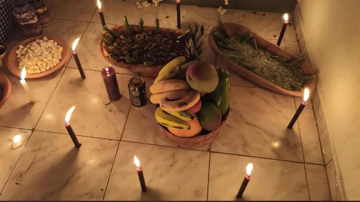Elementos de espiritualidade em composição com velas