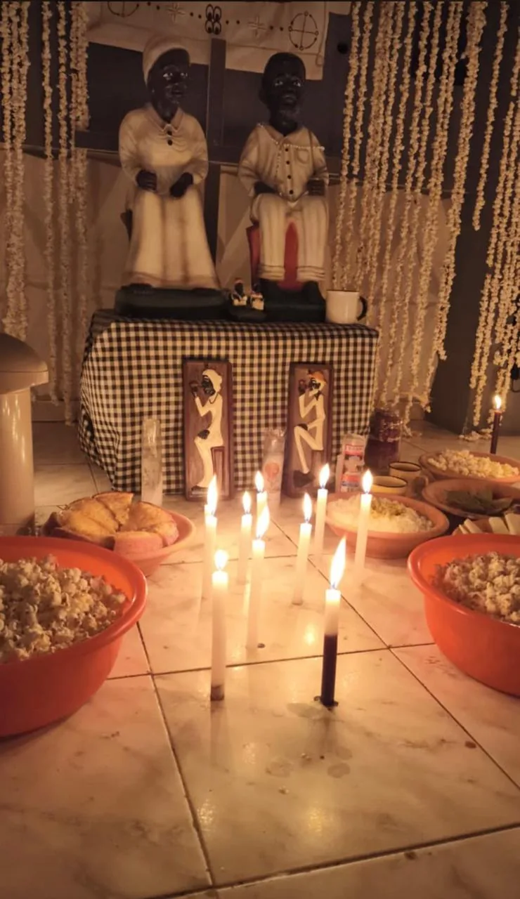 Ambiente de ritual com velas e oferendas