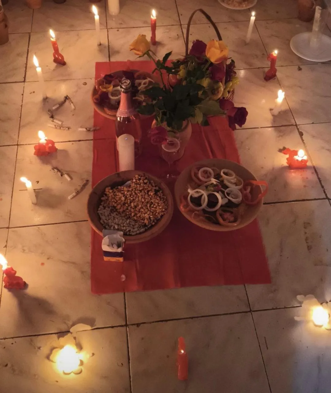 Mesa ritualística com flores e velas