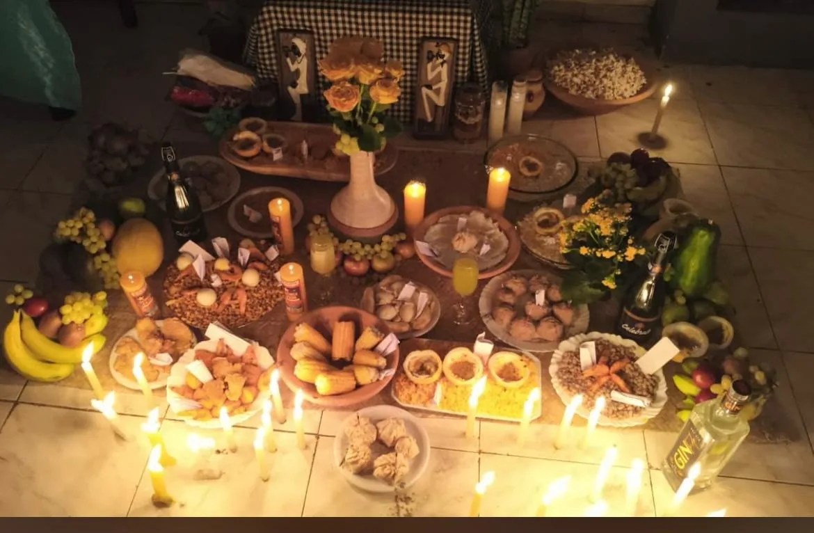 Altar com frutas, velas e elementos simbólicos