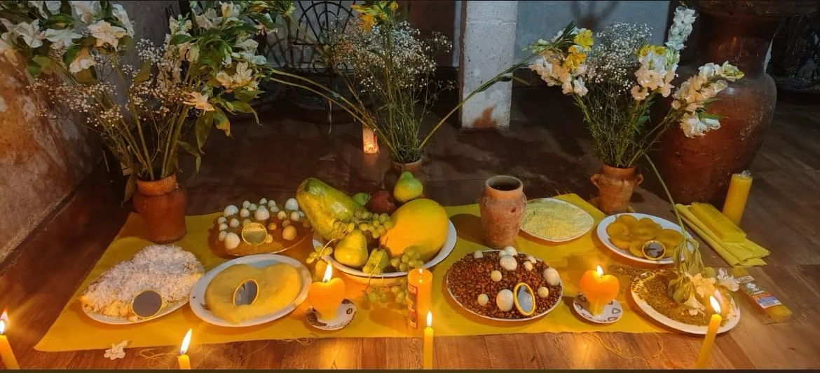 Mesa com elementos simbólicos e velas